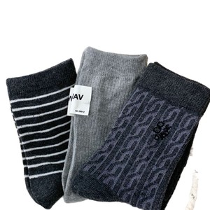 Chaussettes mi-mollet rayées grises pour femmes, respirantes, absorbant la transpiration, en fibre de polyester, pour l'automne et l'hiver - Product Image 4