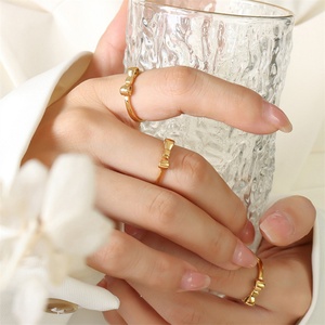 Anillo de Moda Sencillo Chapado en Oro de 18k, Anillo Delicado de Acero Inoxidable con Lazo - Product Image 3