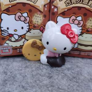 Hellokitti Chocolate Edition Lot de 8 jouets en peluche en forme de gâteau de haute qualité dans des boîtes aveugles Matériau de remplissage PP - Product Image 2
