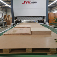 Machine de presse en bois de panneau de porte de stratification en bois à haute fréquence pour la fabrication de portes en bois