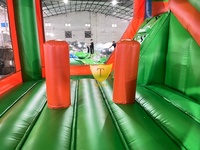 Château gonflable à thème football pour événements publics, avec toboggan et aire de saut