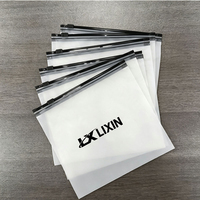 Sacs refermables en PE mat/givré personnalisés pour l'emballage de t-shirts, maillots de bain, chaussettes, vêtements avec impression flexo