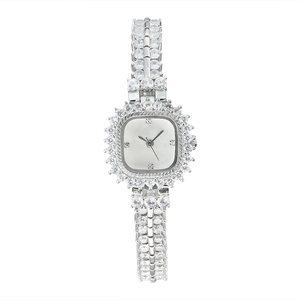 Montre sur mesure élégante et délicate avec sertissage à griffes, cadran en nacre et bracelet en laiton réglable pour femme - Product Image 1