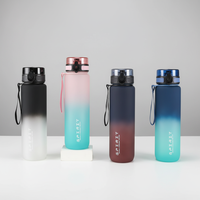 Bouteille d'eau de sport en plastique grande capacité à dégradé de couleurs avec ouverture à boire directement et cordon pour cyclisme en extérieur et utilisation portable