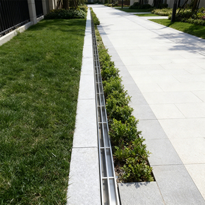 Op maat gemaakte buitenafvoergoot van roestvrij staal met speciale vorm, regenwaterafvoergoot met lineaire afdekking - Product Image 1