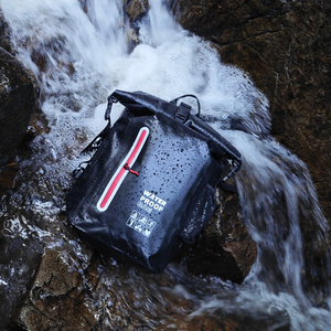 Sac <span class=keywords><strong>à</strong></span> dos portable 30L pliable en PVC étanche de 0.5mm d'épaisseur 0.8kg avec logo personnalisé pour les activités d'escalade en plein air - Product Image 5