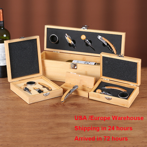 Coffret Cadeau de <span class=keywords><strong>Vin</strong></span> <span class=keywords><strong>Personnalisé</strong></span> OEM en Gros, Fabrication Chinoise, Comprend une Boîte en Bois pour Mariage, Accessoires à <span class=keywords><strong>Vin</strong></span> en Bambou, 5 Pièces Tire-Bouchons et Ouvre-Bouteilles - Product Image 1