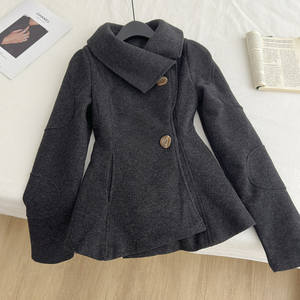 Poncho long en laine noire pour femme, style défilé de mode, avec taille ajustée, ourlet à volants et simple boutonnage, modèle Vivian - Product Image 5