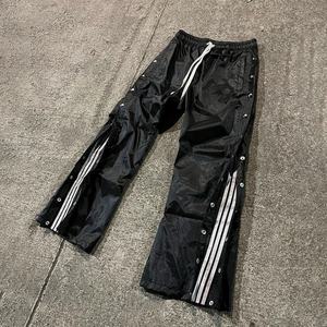 Pantalons de survêtement cargo en nylon et polyester pour hommes, style décontracté, noir uni, avec boutons latéraux et rayures, vente en gros d'usine - Product Image 1