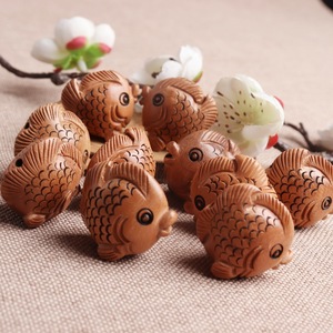 เครื่องรางรูปปลาแกะสลักจากไม้พีช รูปทรงสัตว์ ของตกแต่งบ้าน ของขวัญ เครื่องประดับสำหรับทุกเพศ - Product Image 2