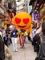 Costume de défilé gonflable extérieur en forme de ballon jaune, marionnette gonflable avec design visage souriant, ballon animal gonflable
