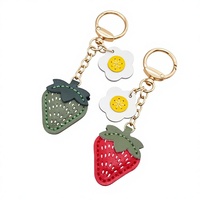 Porte-clés en cuir véritable fait main motif fraise, breloque pour sac à dos, porte-clés de voiture, design frais et créatif, best-seller