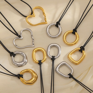 Collier tendance en acier inoxydable plaqué or 18 carats avec pendentif nœud et chaîne en corde cirée noire polie pour femme - Product Image 3