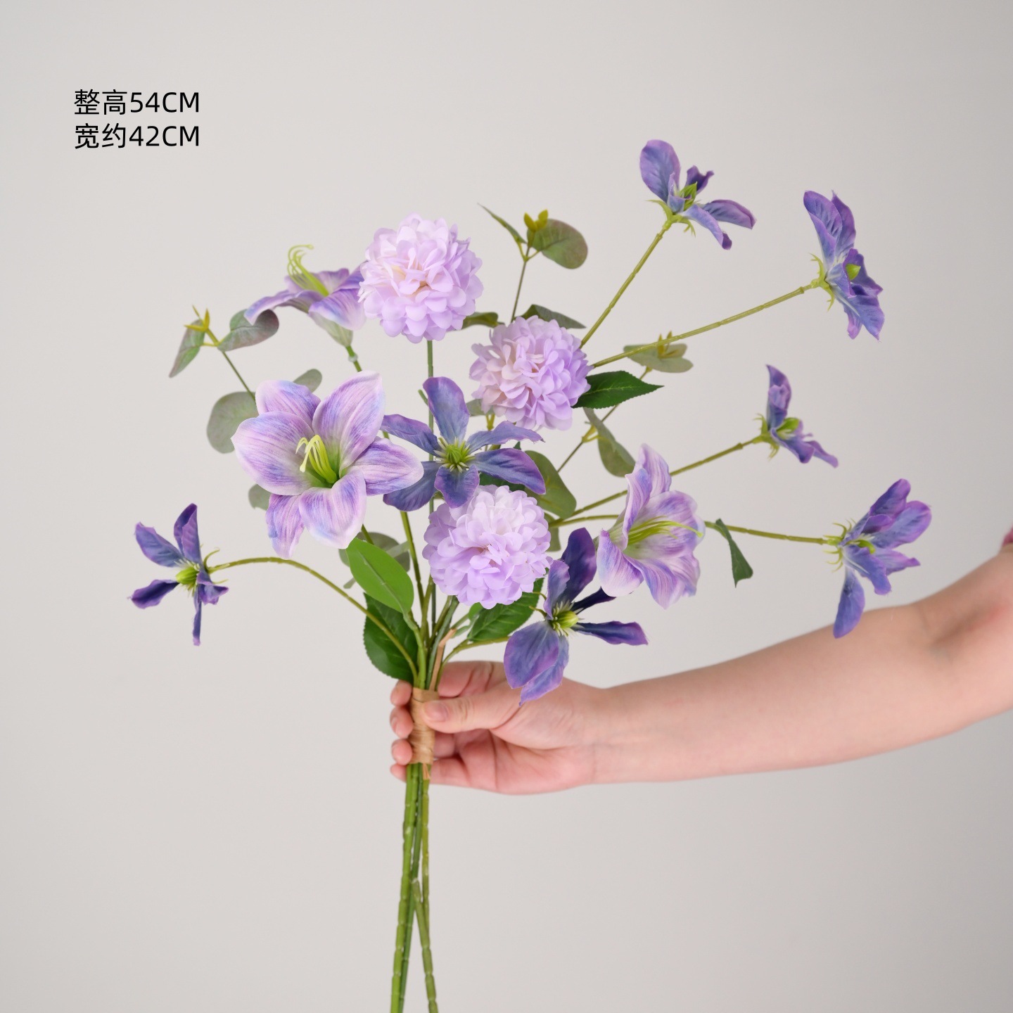 Bouquet d'ampéllis violets et de pissenlits à bulbes violet foncé.