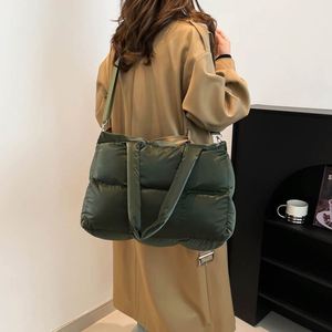 Sacs fourre-tout matelassés grande capacité 2025 avec logo personnalisé pour femmes, sacs à main gonflés de couleur unie - Product Image 4