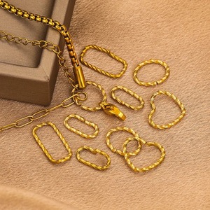 Bracelet-collier Aceworks ACS142 en acier inoxydable plaqué or 18K PVD, avec fermoir ovale texturé et connecteur ouvert torsadé - Product Image 4