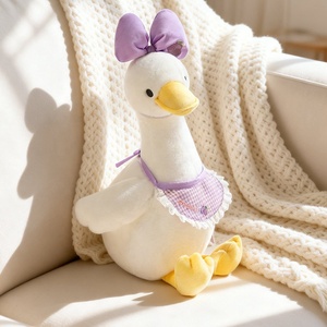 Peluche <span class=keywords><strong>Zoe</strong></span> Canard Assis Adorable avec Tenue et Sac à Bavette - Rembourrage en Coton PP, Peluche Douce, Plusieurs Tailles, Canard en Peluche Moelleux - Product Image 2