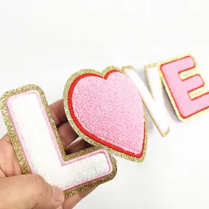 Günstige Stickerei Glitter Valentinstag Chenille Patches Liebe Herz Logo Eisen auf Brief Patches für Kleidung