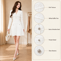 Nouvelle Collection Printemps 2026 – Robe Courte Tricotée Blanche Col V Ajustée à la Taille avec Incrustations Diamantées et Volants – Élégante pour le Quotidien Féminin