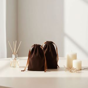 Pochette en velours personnalisée avec logo, finition mate et revêtement UV, pour bijoux, avec cordon de serrage en daim - Product Image 2