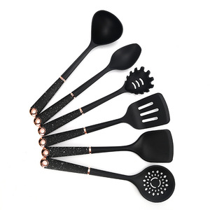Ensemble de 7 ustensiles de cuisine en silicone grain marbre or rose avec support, comprenant spatule, cuillère, louche et écumoire antiadhésifs - Product Image 2