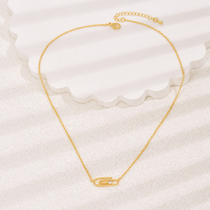 Collana con Ciondolo a Graffetta, Design Minimalista, Collana a Catena per Donne - Product Image 5