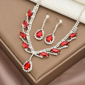 Elegante Conjunto de Joyería Nupcial de Circones: Collar Alado y Pendientes de Lágrima para Bodas y Eventos Nocturnos Glamurosos - Product Image 5