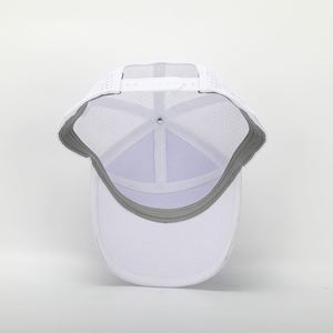 Casquettes de baseball personnalisées de haute qualité à 7 panneaux, en caoutchouc blanc, avec logo imprimé, visière incurvée, fermeture à pression, découpe au laser, trous perforés - Product Image 6