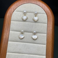Boucles d'oreilles clous en perles d'eau douce naturelles, formes plates, motif fleur, petites perles pour femme