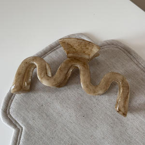 Pince à cheveux en plastique de grande taille, motif marbré teinté couleur abricot, style nordique - Product Image 3