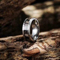 Anneaux en bois pour mariage en gros, argent noir martelé, incrustation de bois naturel, anneaux en carbure de tungstène pour hommes, anneaux de mode, bijoux