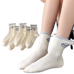 Automne hiver nouvelles femmes équipage chaussettes frais doux polyvalent dessin animé lettre ours absorbant la sueur décontracté fabricant Stock en gros - Product Image 1