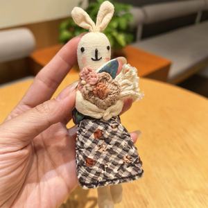 Llavero de coche con diseño de animal lindo 2026, correa para teléfono, muñeco de peluche de conejo 3D, colgante para bolso de mujer, accesorios de ropa, llavero de conejo de tela - Product Image 4