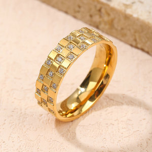 Anello in Acciaio Inossidabile con Tre File di Diamanti, Placcato in Oro 18K, Gioiello Trendy Unisex per Matrimoni e Fidanzamenti - Product Image 2