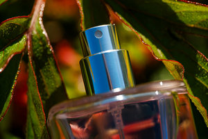 Outil de sertissage portable compact pour simplifier la fixation des colliers et des pulvérisateurs sur les flacons de parfum en verre - Product Image 6