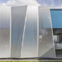 Façade en panneaux métalliques en aluminium gravés CNC, écran perforé, revêtement pour mur extérieur de magasin de détail, design personnalisé
