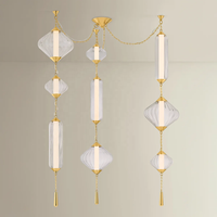 Lustre moderne de style américain Fiorello avec abat-jour en verre côtelé transparent, lampe de plafond en laiton antique pour villa