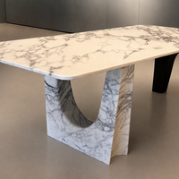 Table à manger rectangulaire en marbre blanc de Carrare éclectique avec pieds sculpturaux en pierre noire et blanche et base contrastante pour projet hôtelier