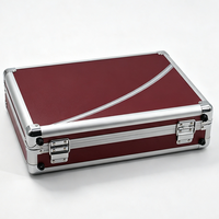 Étui en aluminium bordeaux personnalisé avec poche à couvercle en maille et mousse EVA découpée sur mesure, étui de transport en aluminium pour outils et équipements