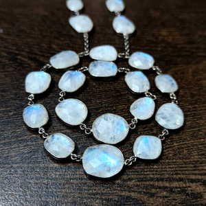 Chaîne de pierres de lune arc-en-ciel blanches naturelles, forme irrégulière de 12 à 15 mm, facettées, vendue au mètre. - Product Image 1