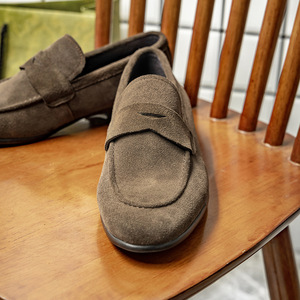 Tendance mode estivale business casual : mocassins penny pour homme en cuir véritable avec lacets et dessus en daim caoutchouté. - Product Image 3