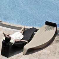 Chaise longue de luxe moderne et imperméable en rotin tressé en forme de feuille pour jardin, plage, piscine et cour d'hôtel