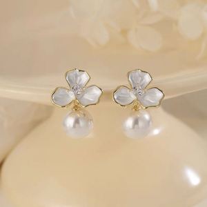Nouvelles Boucles d'Oreilles Coréennes Tendance en Métal Imitation Perle et Fleur à Trois Feuilles Émaillée pour Femme, Bijou de Fête, Cadeau Idéal - Product Image 4