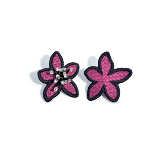 Boucles d'oreilles brodées en raphia avec strass, bijoux floraux bohèmes faits à la main pour femmes, accessoires de vacances - Product Image 3