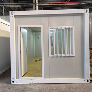 Chantier de construction moderne assemblant des structures de 20 et 40 pieds, des maisons conteneurs en kit. - Product Image 1