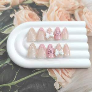 Prensa en las <span class=keywords><strong>uñas</strong></span> Almendra corta <span class=keywords><strong>con</strong></span> lazo 3D Diseños de líneas de perlas <span class=keywords><strong>Rosa</strong></span> Punta francesa Brillo Desnudo Stick en las <span class=keywords><strong>uñas</strong></span> para mujeres 24 piezas - Product Image 2