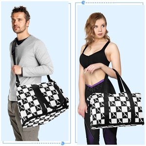 กระเป๋าโท้ท 2 in 1 ลายตารางหมากรุกสีดำขาว ชุดกระเป๋าเดินทางแบบดัฟเฟิล 2 ชิ้น ลายพิมพ์นกอิวาแบบกำหนดเอง กระเป๋าเดินทางสำหรับออกกำลังกายพร้อมกระเป๋าเล็ก - Product Image 6