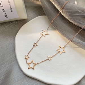 Catena a maglie in acciaio inossidabile di nuovo Design in oro rosa con collane da donna con gioielli di moda a stelle grandi e piccole - Product Image 3