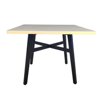 Table de restaurant carrée personnalisable, plateau en bois clair avec structure en métal noir pour projets hôteliers en intérieur