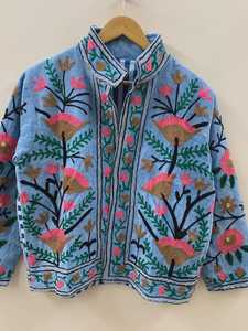 เสื้อแจ็คเก็ตกำมะหยี่ปักลายซูซานีสีเทาแบบอินเดีย ระบายอากาศได้ดี เหมาะสำหรับฤดูหนาว ติดกระดุม สไตล์โบโฮ สำหรับทั้งชายและหญิง เสื้อคลุมสไตล์ชาติพันธุ์สุดหรู เหมาะเป็นของขวัญ - Product Image 4